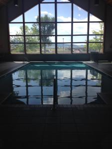 una piscina de agua en un edificio con ventana en C'mon INN Missoula en Missoula