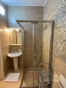 W łazience znajduje się prysznic i umywalka. w obiekcie Apartmani Raskovic w Budvie