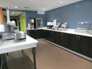 Kuhinja ili čajna kuhinja u objektu Baymont Inn & Suites by Wyndham Florence