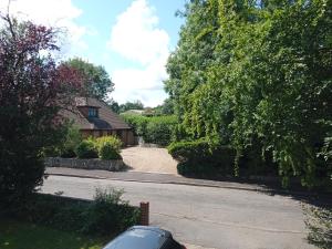 um carro estacionado na berma de uma estrada em Oak End Lodge em Sevenoaks