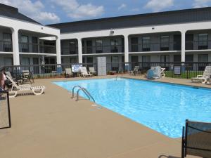 une grande piscine en face d'un hôtel dans l'établissement Baymont Inn & Suites by Wyndham Florence, à Florence