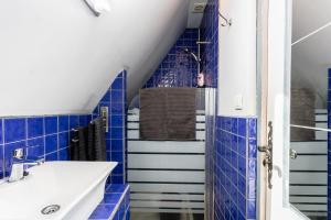 Koupelna v ubytování Gîtes Un Jardin dans la Falaise + 37 fotografií