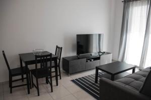 TV a/nebo společenská místnost v ubytování Renovated one bedroom apartment in Paphos with pool