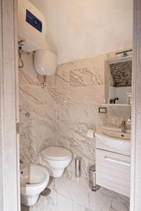 łazienka z toaletą i umywalką w obiekcie Il Rifugio 21 w mieście Pozzuoli