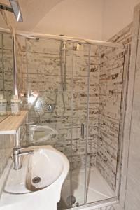 W łazience znajduje się prysznic i umywalka. w obiekcie Il Rifugio 21 w mieście Pozzuoli