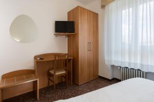 Postel nebo postele na pokoji v ubytování Hotel Roma