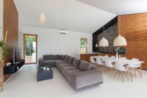 un soggiorno con divano e tavolo di Villa Olea a Klimno
