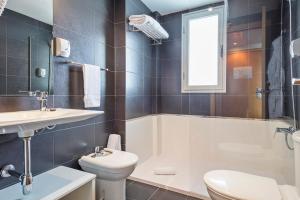 Ein Badezimmer in der Unterkunft Hotel Balneario Playa de Comarruga