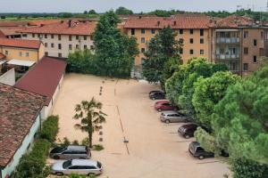 Ein Haufen Autos, die auf einem Parkplatz geparkt sind. in der Unterkunft Hotel Roma in Palmanova