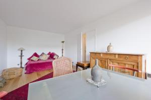 una sala de estar con un sofá y una mesa en L'appart Beaubadat, en Burdeos 1 foto más