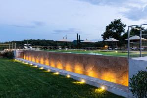 a retaining wall with lights in a yard at Il Giuncheto in Trequanda