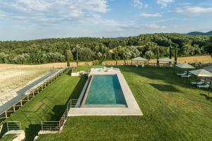 uma vista superior de uma piscina num campo relvado em Il Giuncheto em Trequanda