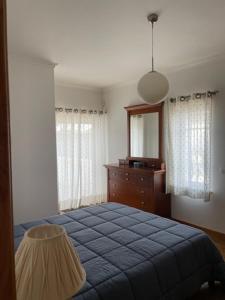 1 dormitorio con 1 cama azul y vestidor en Praia da Falésia Alfa Mar Albufeira, en Olhos de Água 36 fotos más