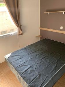 
A bed or beds in a room at Les Sables du Midi MobileHome 8P CLIM 4 étoiles
