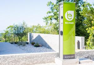 a green sign on a pole next to a fence at Encanto Agriturismo & Private SPA in Visogliano