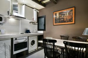 cocina con mesa y sillas en Stay U-nique Apartments Pou, en Barcelona