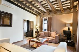 sala de estar con sofá y mesa en Stay U-nique Apartments Pou, en Barcelona