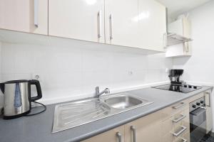 Kuchyňa alebo kuchynka v ubytovaní Stay U-nique Apartments Tapioles