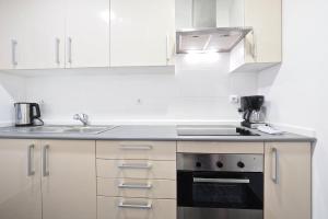Kuchyňa alebo kuchynka v ubytovaní Stay U-nique Apartments Tapioles