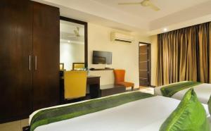 Postel nebo postele na pokoji v ubytování Zenith Hotel - Delhi Airport