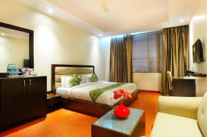 Postel nebo postele na pokoji v ubytování Zenith Hotel - Delhi Airport