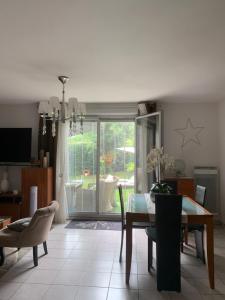 TV a/nebo společenská místnost v ubytování Comme à la maison - Chambre double chez habitant près de Toulouse + 36 fotografií
