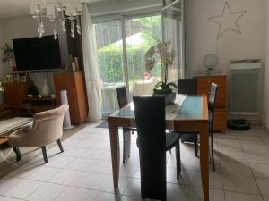 TV a/nebo společenská místnost v ubytování Comme à la maison - Chambre double chez habitant près de Toulouse