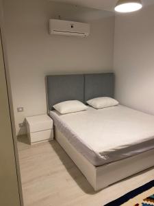 Säng eller sängar i ett rum på Fouka bay luxurious chalet