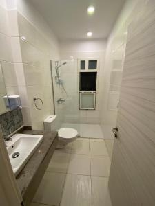La salle de bains est pourvue de toilettes, d'une douche et d'un lavabo. dans l'établissement Fouka bay luxurious chalet, à Marsa Matruh