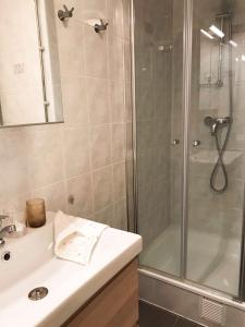 een badkamer met douche en wastafel bij Maison HB in Ieper +32 foto's