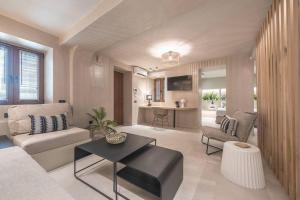 uma sala de estar com um sofá e uma mesa em Apollonos 28 Luxury Suites em Atenas