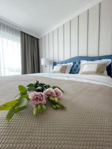 Un ramo de rosas rosadas sobre una cama. en Luksusowy Apartament Blue11, en Międzyzdroje 20 fotos más