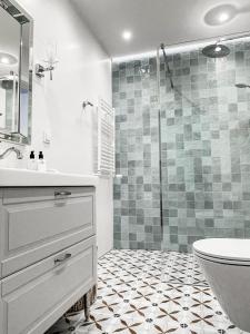 uma casa de banho com um lavatório, um WC e um chuveiro em Luksusowy Apartament Blue11 em Międzyzdroje