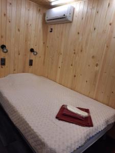アドレルにあるGuest House Loryの木製の壁のドミトリールームのベッド1台分です。