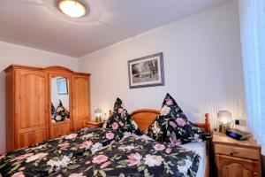 een slaapkamer met een bed en een houten kast bij Apartament w Villa Konik Mazury in Rekownica
