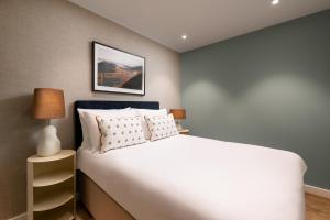 The Lincoln Suites客房内的一张或多张床位