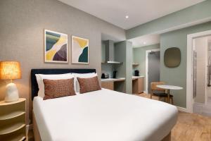 The Lincoln Suites客房内的一张或多张床位