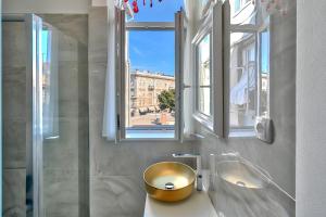 a bathroom with a bowl sink and a window at Collins Amethyst Center in Pula +47 photos