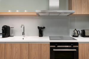 ロンドンにあるThe Lincoln Suitesのキッチン(シンク、コンロ付)