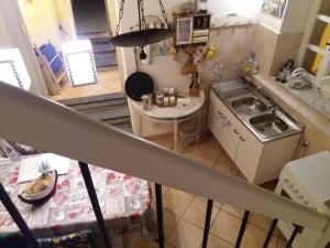 an overhead view of a small kitchen with a sink at Castè Style Fam Holidays near Cinque Terre in Riccò del Golfo di Spezia
