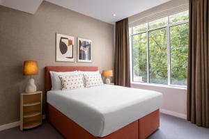 ロンドンにあるThe Lincoln Suitesのベッドルーム(大型ベッド1台、窓付) +26枚の写真