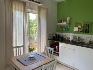 Kuchyň nebo kuchyňský kout v ubytování Maple's Place - אירוח מייפל