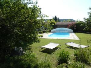 2 tumbonas y un patio con piscina en Iaorana en Claveyson