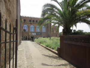 uma rua em frente a um edifício com uma palmeira em Radici Etrusche Sutri em Sutri