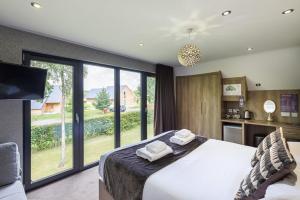 Tempat tidur dalam kamar di The Kilnwick Percy Resort and Golf Club