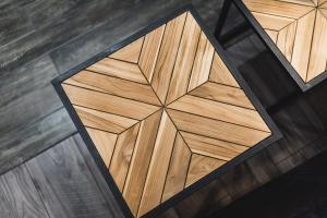 a wooden floor with a geometric design on it at Apartamenty Świętego Jakuba in Toruń