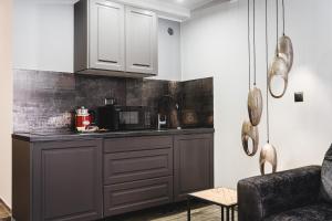Kuchyňa alebo kuchynka v ubytovaní Apartamenty Świętego Jakuba