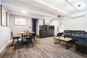 Kuchyňa alebo kuchynka v ubytovaní Apartamenty Świętego Jakuba
