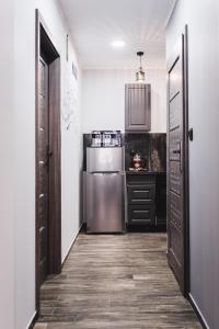 Kuchyňa alebo kuchynka v ubytovaní Apartamenty Świętego Jakuba