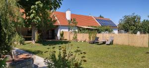ein Haus mit Sonnenkollektoren auf dem Dach in der Unterkunft Anna's Cosy Apartment in Illmitz